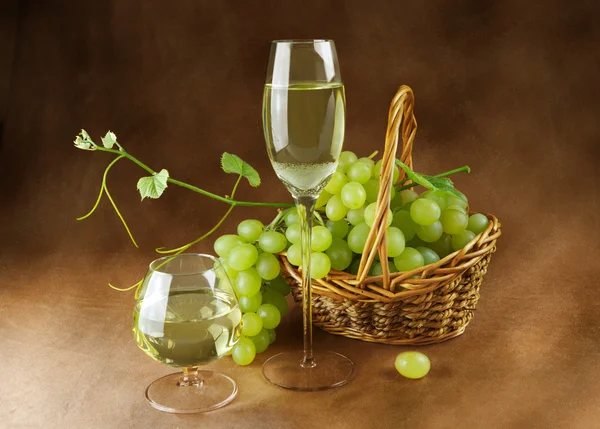 Bodegón con vino y uvas —  Fotos de Stock