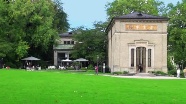 Caffè di strada e un parco con turisti a piedi — Video Stock