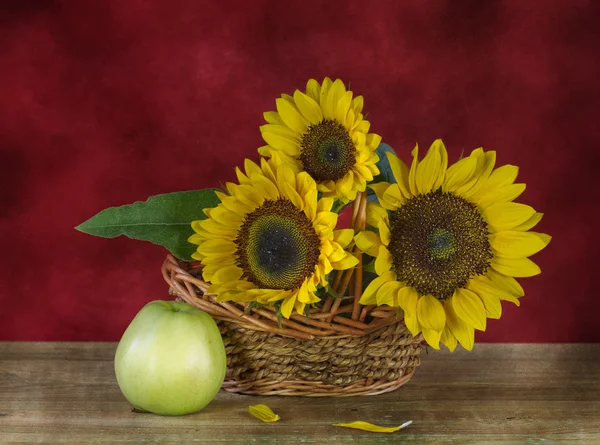 Ayçiçeği ve elma ile natürmort — Stok fotoğraf