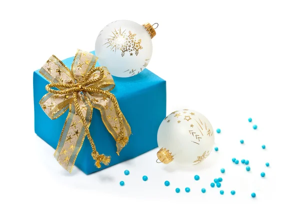 Weihnachtskugeln und Geschenk auf weißem Hintergrund — Stockfoto