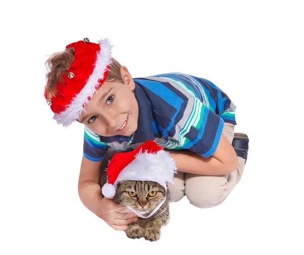 Niño de Navidad con un gato en un sombrero de Santa Claus. Aislar en blanco — Foto de Stock