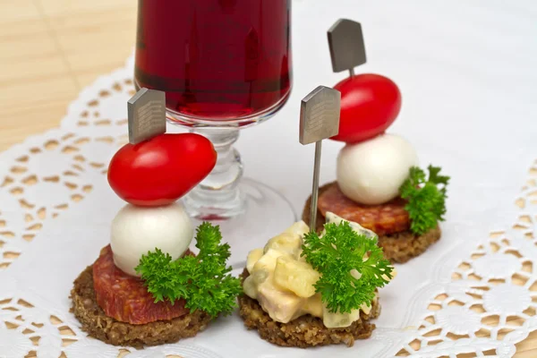 Canapé com uma mussarela e tomates — Fotografia de Stock