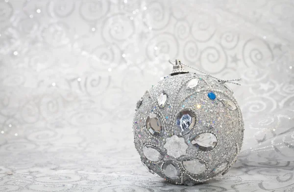 Boule de Noël sur un fond brillant — Photo