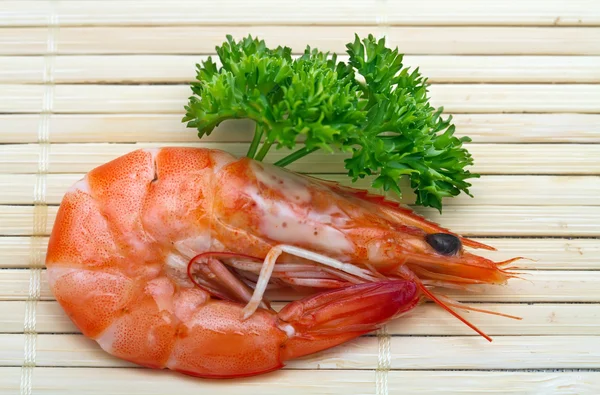 Crevettes avec persil gros plan — Photo