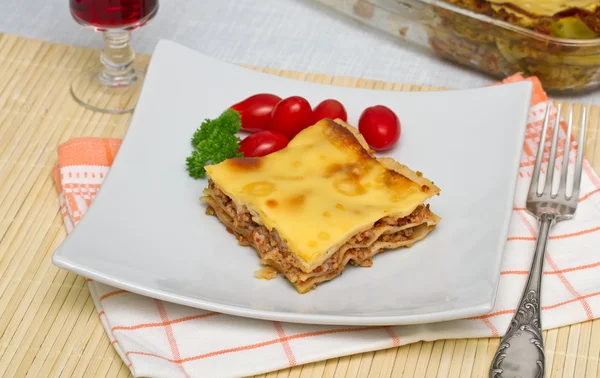 Lasagne s rajčaty, sýrem a petrželkou — Stock fotografie