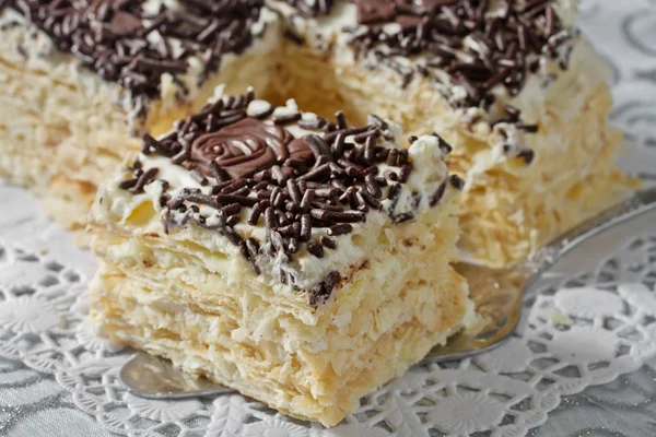 Kuchen aus Blätterteig mit Schlagsahne — Stockfoto