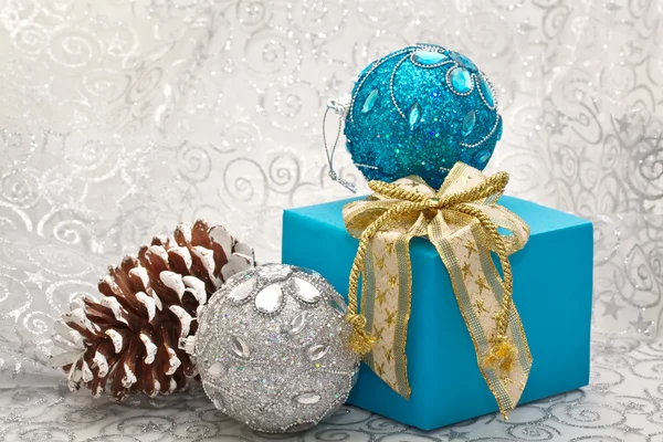 Kerstballen en gift — Stockfoto