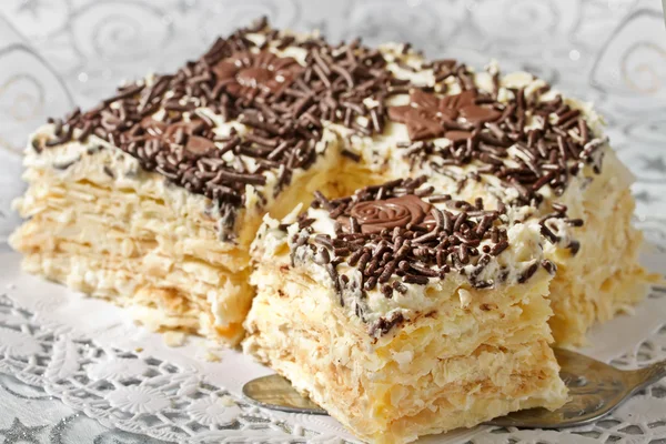 Kuchen aus Blätterteig mit Schlagsahne — Stockfoto