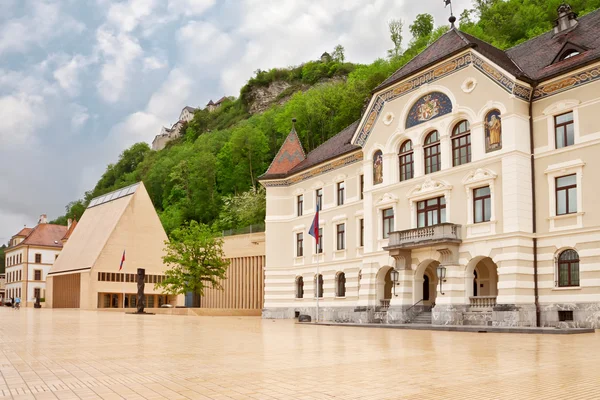 Budova parlamentů z Lichtenštejna na hlavním náměstí. — Stock fotografie