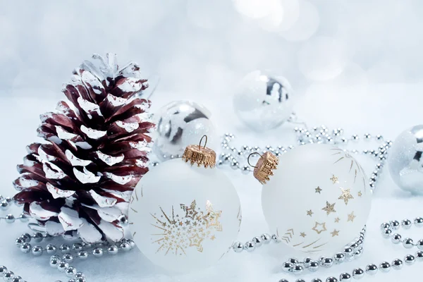 Jul bakgrund med blanka bollar — Stockfoto