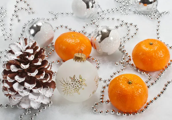 Fundo de Natal com bolas brilhantes e mandarinas — Fotografia de Stock