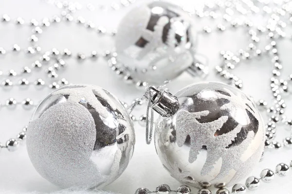 Рождественский фон с блестящими шариками — стоковое фото