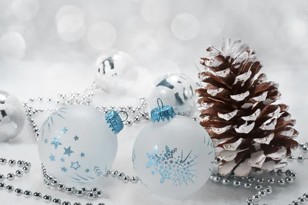 Fondo de Navidad con bolas brillantes — Foto de Stock