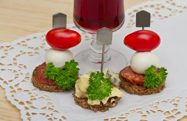 Canapé met een mozzarella en tomaten — Stockfoto