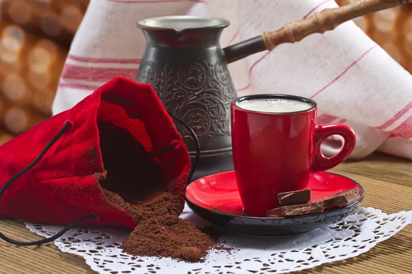 Καφέ σε ένα κόκκινο φλιτζάνι — Φωτογραφία Αρχείου