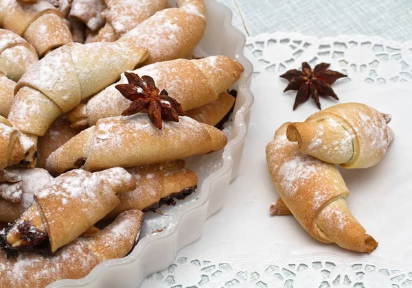 Croissants recién horneados con azúcar en polvo . — Foto de Stock