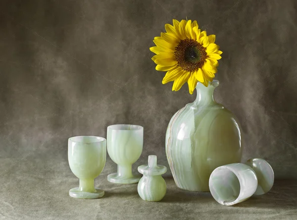 Stilleven met zonnebloemen, kruik en glazen — Stockfoto