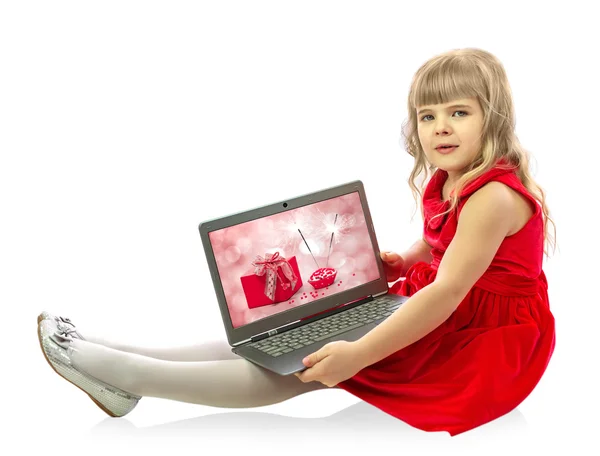 Meisje met laptop geïsoleerd op witte achtergrond — Stockfoto