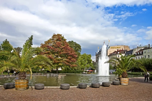 噴水のあるセントラル ・ パーク。ヨーロッパ、ドイツのバーデン ・ バーデン. — ストック写真