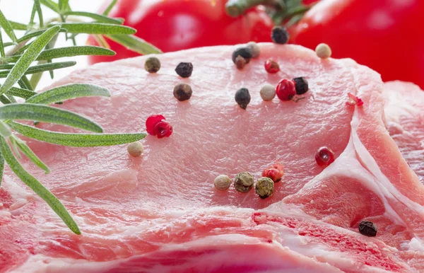 Surowe mięso z przyprawami — Zdjęcie stockowe