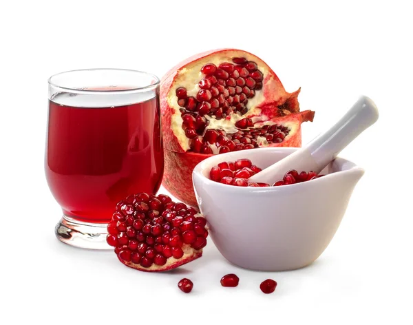 Reifer Granatapfel und ein Glas Saft auf weißem Hintergrund — Stockfoto