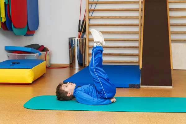 Dítě je cvičení v tělocvičně — Stock fotografie