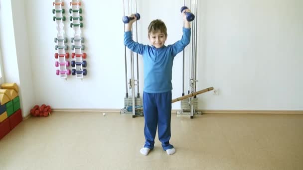 Niño en el gimnasio — Vídeos de Stock