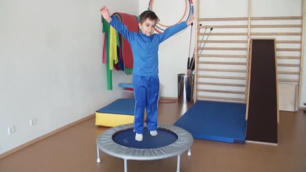 Bambino in palestra — Video Stock