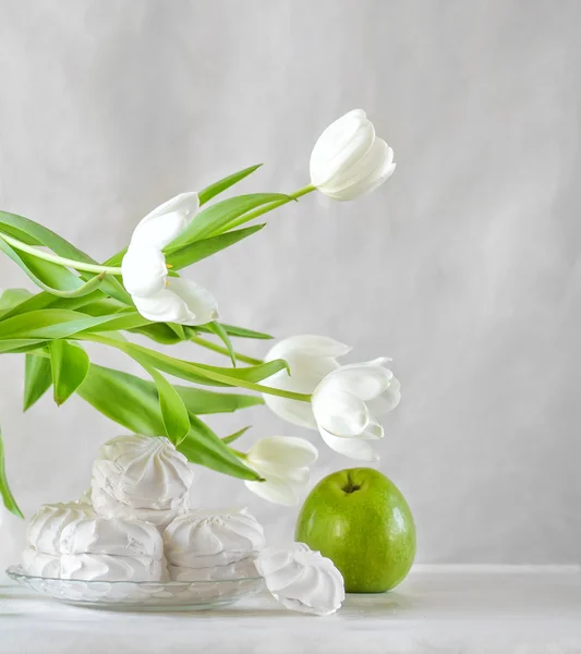 Натюрморт с белыми тюльпанами и зефиром — стоковое фото