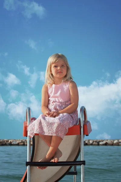 Bambina sulla spiaggia. — Foto Stock