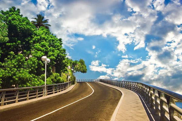 Autobahn mit bewölktem Himmel und Sonnenlicht — Stockfoto