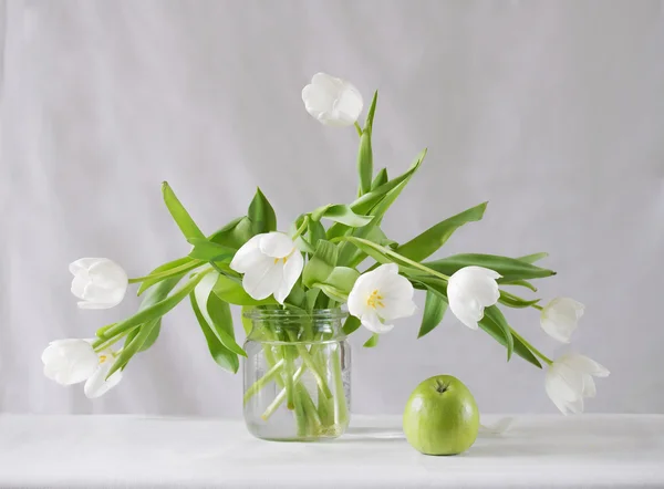 Zátiší s bílými tulipány — Stock fotografie