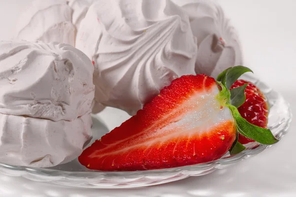 Erdbeeren und Marshmallows auf einem Teller, Nahaufnahme — Stockfoto