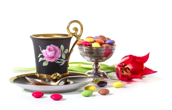 Tasse de café avec des bonbons et une tulipe — Photo