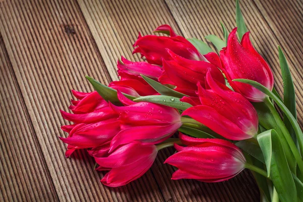 Bouquet de tulipes sur fond bois — Photo