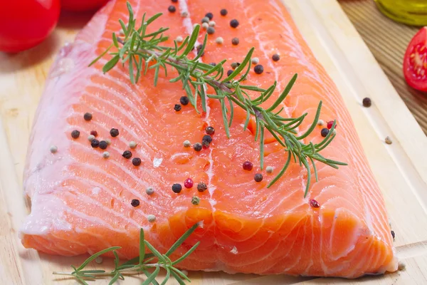 Filé de salmão fresco com ervas e legumes — Fotografia de Stock