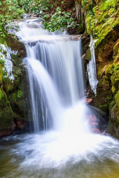 Cachoeira florestal em Baden-Baden. Europa, Alemanha . — Fotografia de Stock