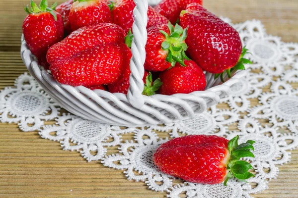 Ripe strawberries in ceramic basket on wooden background — Stock Photo, Image