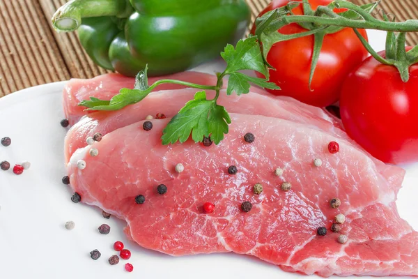 Carne crua com especiarias — Fotografia de Stock