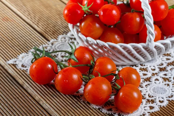 Verse tomaten op houten ondergrond — Stockfoto