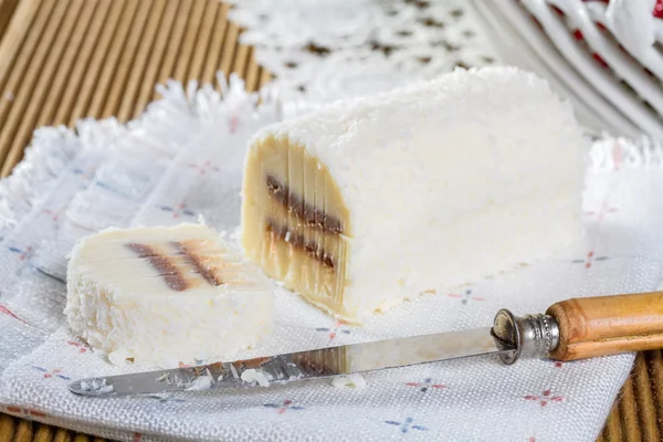 Rolle Frischkäse mit weißer Schokolade — Stockfoto