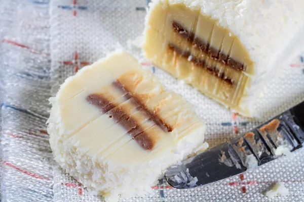 Roll of fresh cheese with white chocolate — Stock Photo, Image