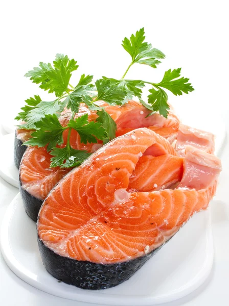 Rodajas de salmón, aisladas sobre fondo blanco . — Foto de Stock