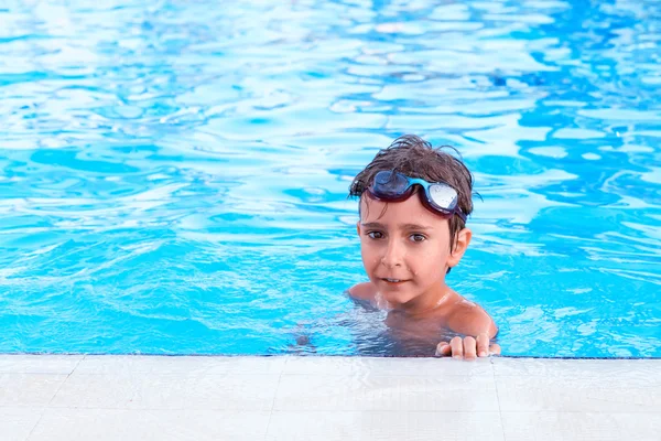 在游泳池里的男孩的肖像 — 图库照片