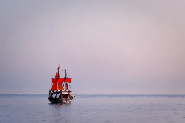 Navio com velas vermelhas no mar — Fotografia de Stock