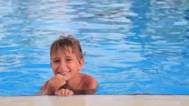 Niño en la piscina — Vídeos de Stock