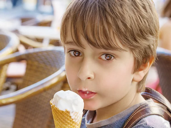 Le garçon mange de la glace. — Photo