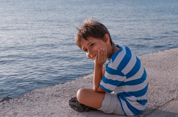 Potret seorang anak laki-laki dekat laut — Stok Foto