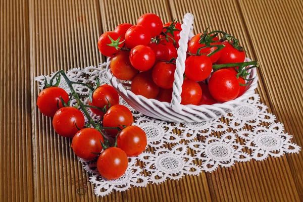 Tomates frescos sobre fundo de madeira — Fotografia de Stock