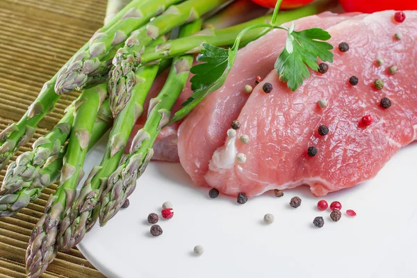 Schweinefilet mit frischem Spargel — Stockfoto